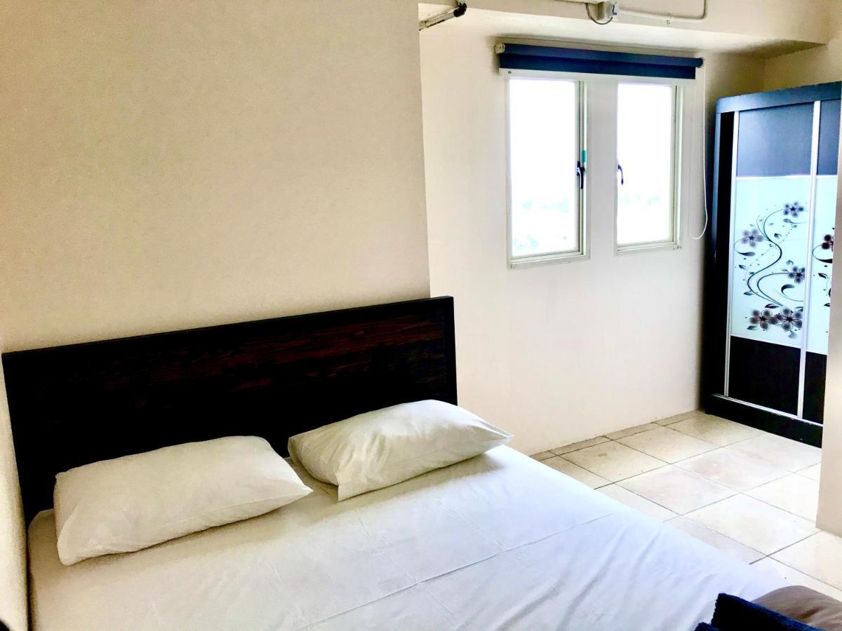 Queen Victoria Apartment Batam Room photo
