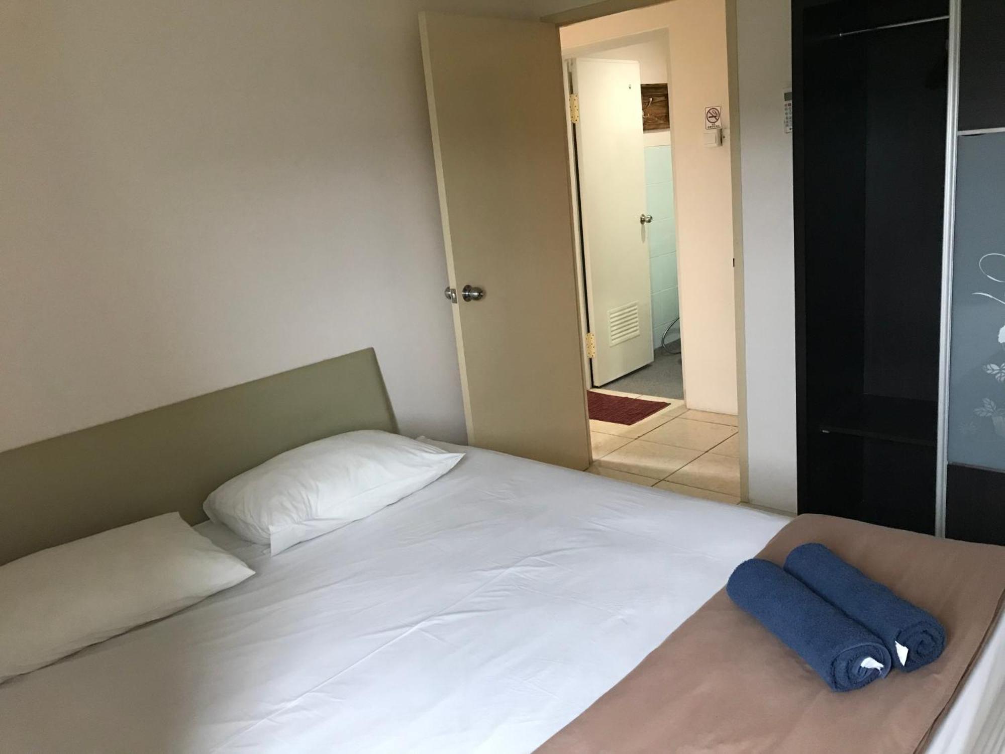 Queen Victoria Apartment Batam Room photo