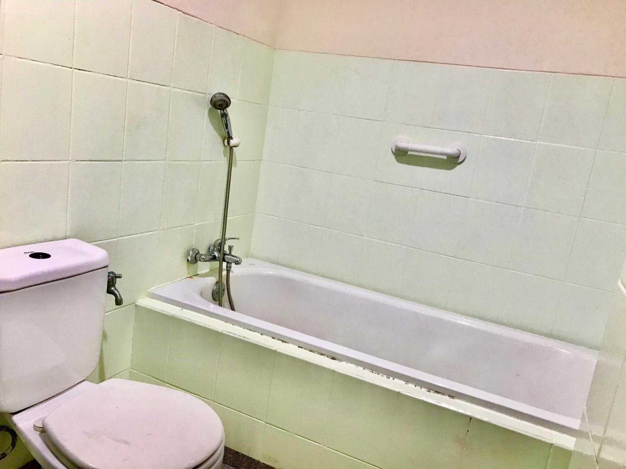 Queen Victoria Apartment Batam Room photo