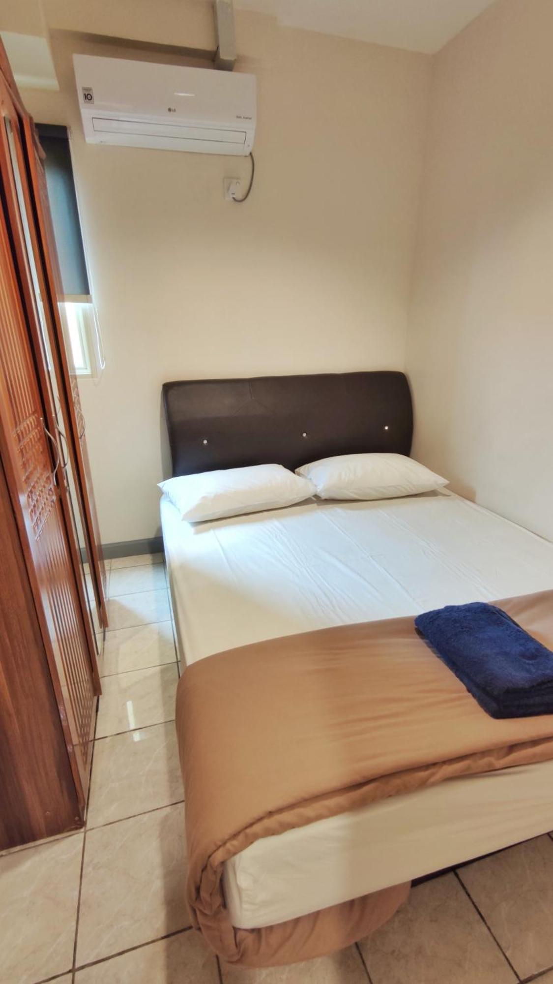 Queen Victoria Apartment Batam Room photo